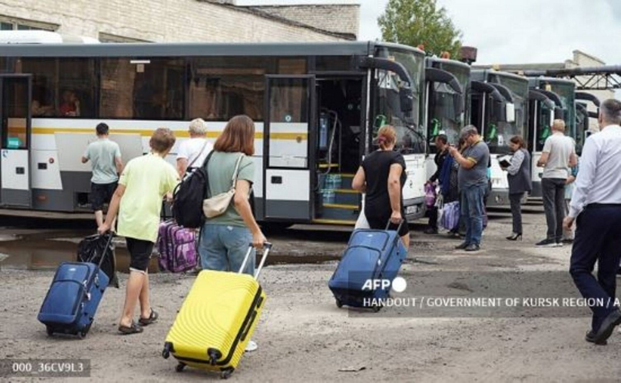 Fotografia tirada e divulgada pelo governo da região de Kursk, na Rússia, em 9 de agosto de 2024, mostra mulheres e crianças sendo evacuadas da cidade de Rylsk, na região de Kursk