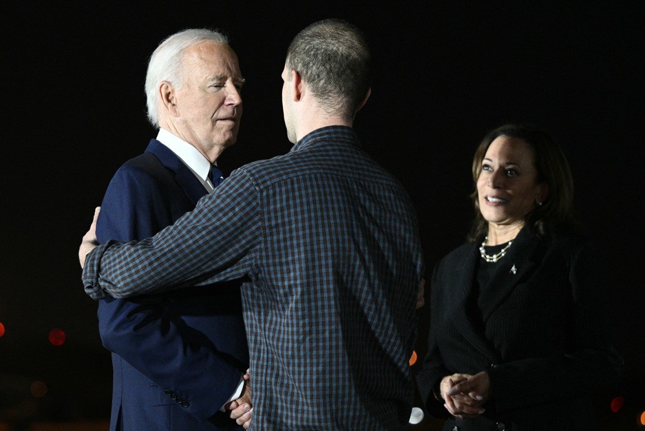 Biden e Kamala recebem jornalista solto após troca de prisioneiros com ...