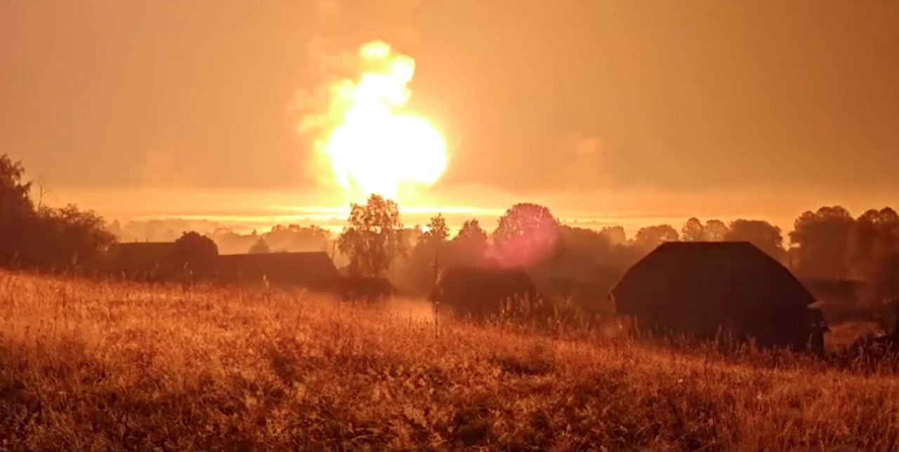 Momento da explosão na fábrica de armas na Rússia 