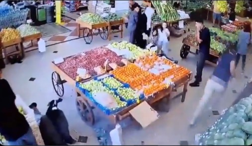 Momento em que pager explode em supermercado no Líbano
