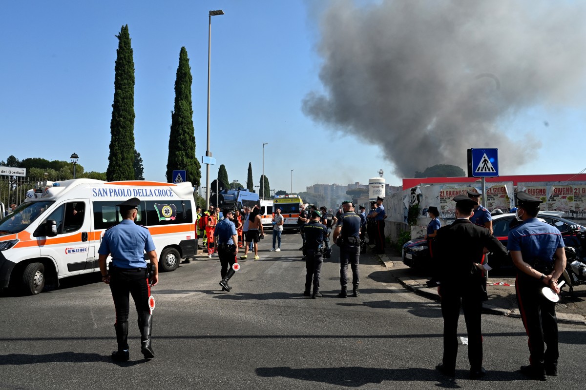 Bombeiros, policiais e equipes de resgate trabalham no local da explosão em Roma