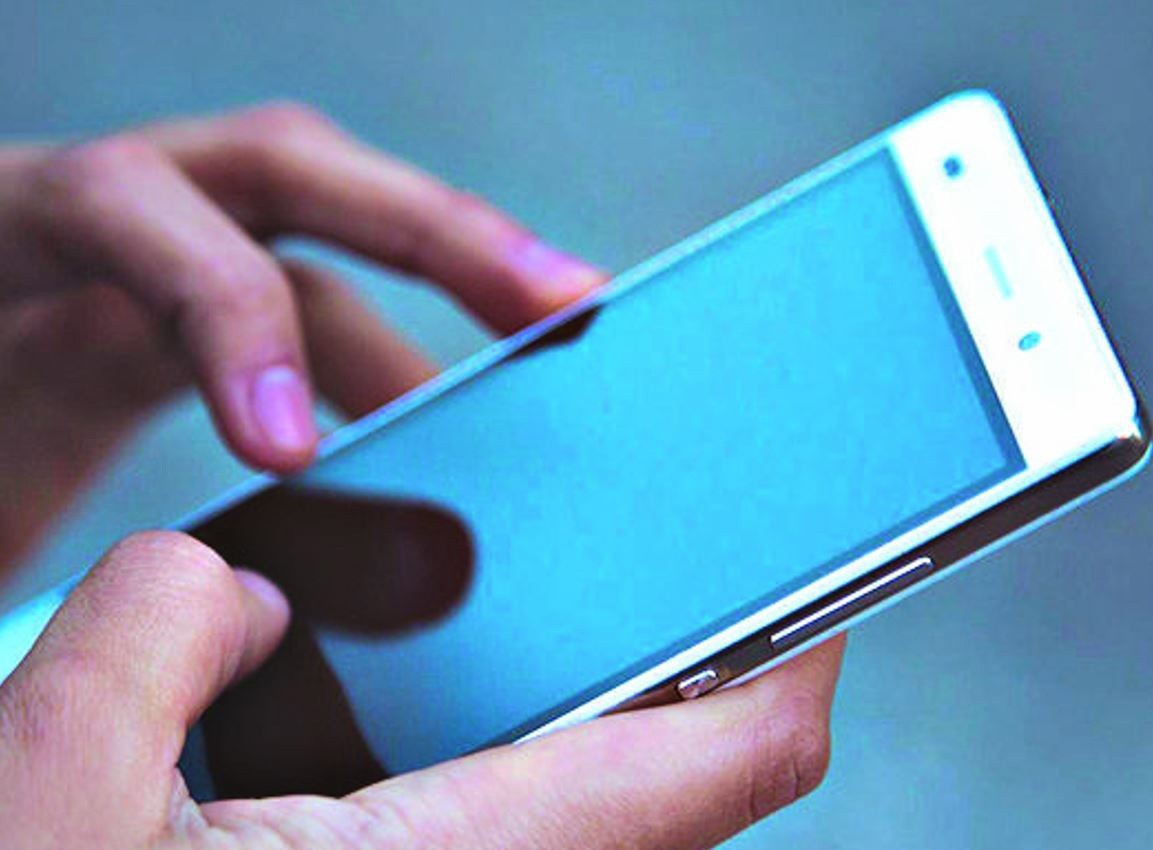 Ao usar celular, mantemos a cabeça baixa, o que altera muito a anatomia da coluna