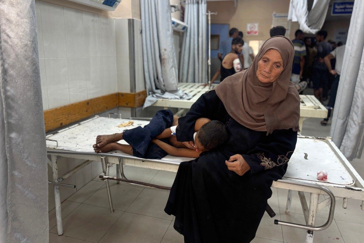 Mulher palestina conforta uma criança no hospital Nasser em Khan Yunis, no sul da Faixa de Gaza