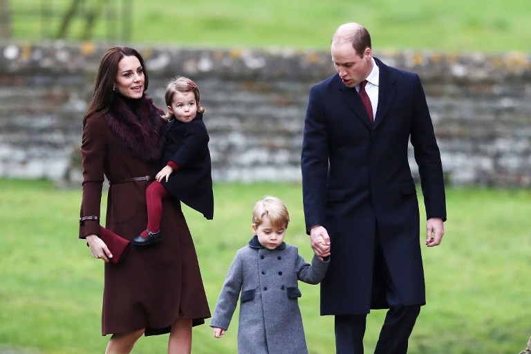 O príncipe William e Kate Middleton levaram os filhos para missa de Natal