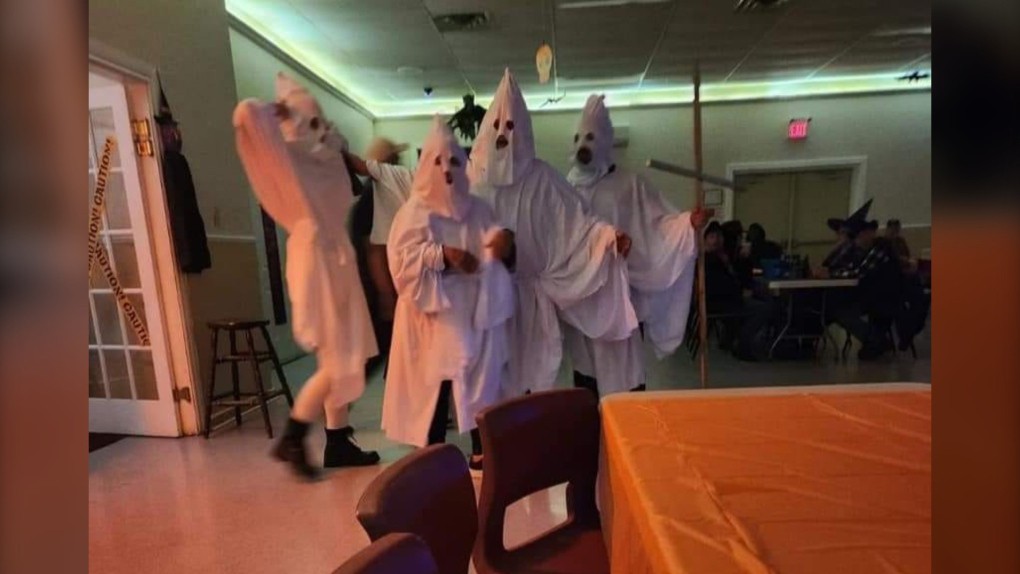 Convidados aparecem em festa de Halloween fantasiados de membros do Ku-Klux-Klan