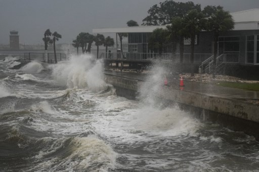 Ondas quebram ao longo do cais de St. Pete em São Petersburgo, Flórida