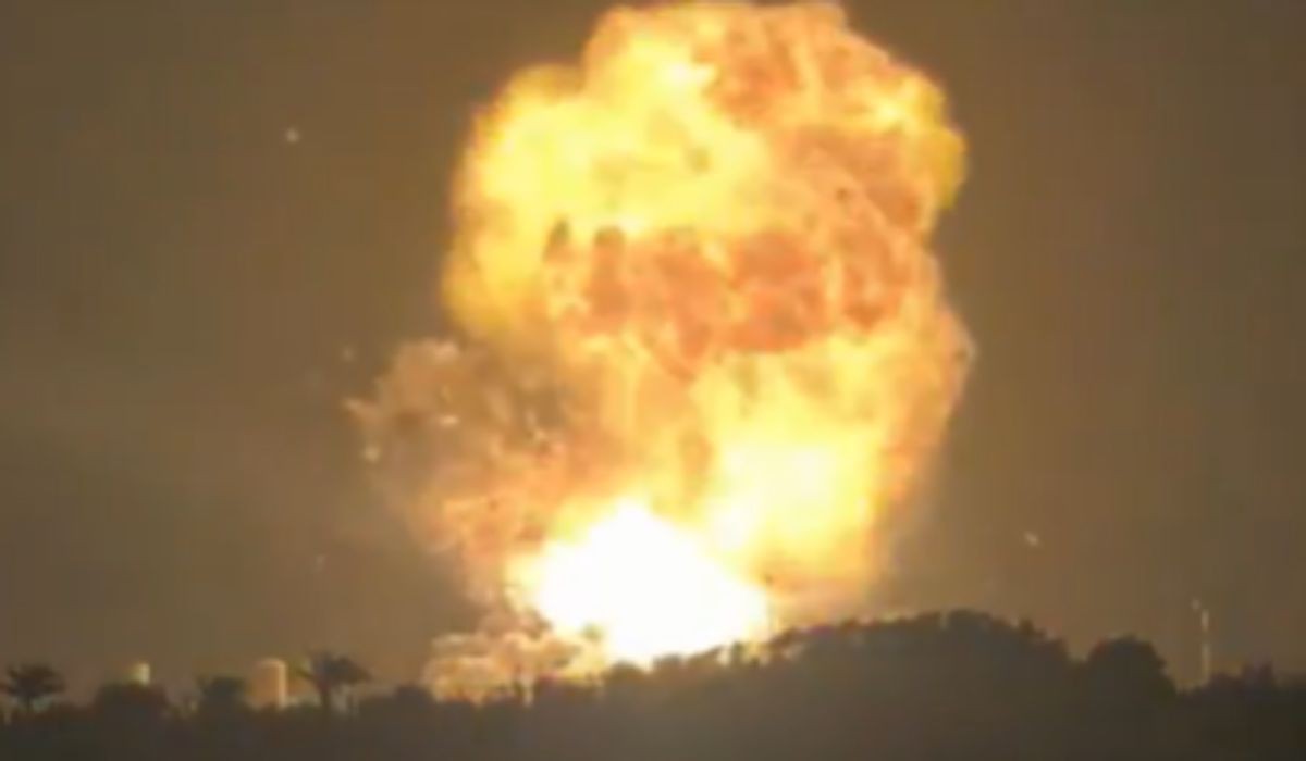 O foguete teria explodido por volta das 23 horas