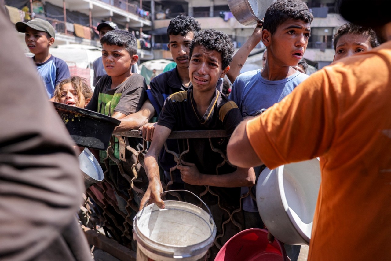 Milhares de pessoas esperando por comida em Gaza