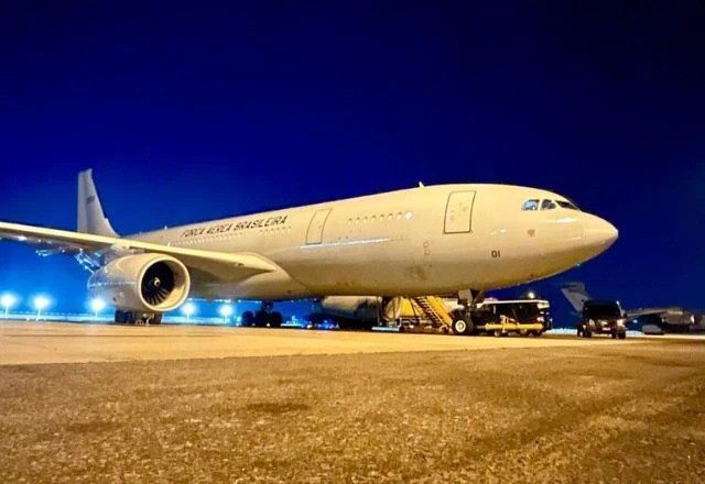 Avião KC-30 da Força Aérea Brasileira com brasileiros repatriados de Israel em 2023 após o início do conflito entre Israel e o Hamas, na Faixa de Gaza