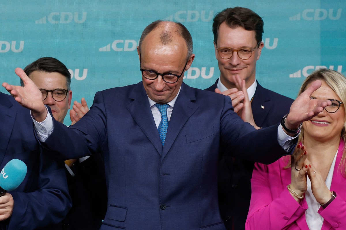 Friedrich Merz, líder da conservadora União Democrata Cristã (CDU) da Alemanha e principal candidato do seu partido a chanceler, dirige-se aos seus apoiantes depois das primeiras sondagens nas eleições gerais alemãs terem sido anunciadas na televisão durante a noite eleitoral em Berlim, em 23 de fevereiro de 2025.