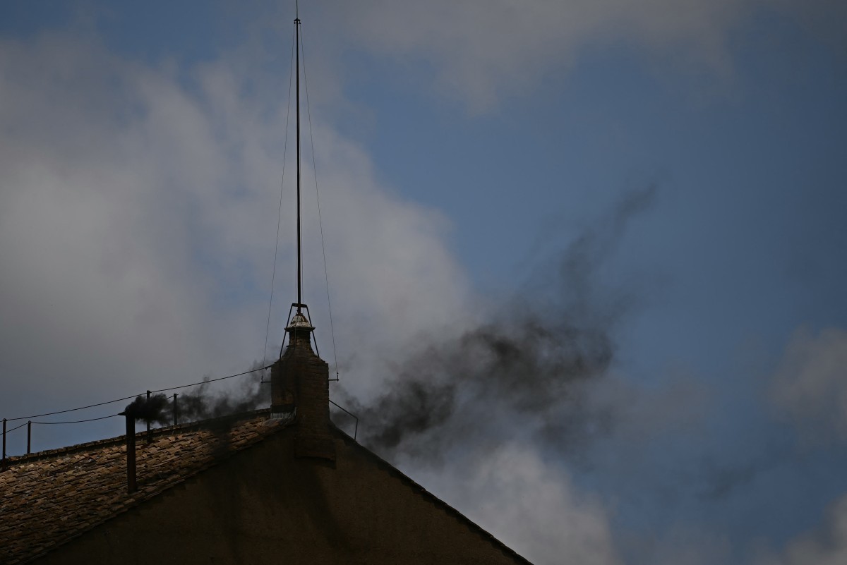 Fumaça preta na Capela Sistina indica que novo papa ainda não foi escolhido nesta quinta-feira (08/05). (Crédito: FILIPPO MONTEFORTE/AFP)