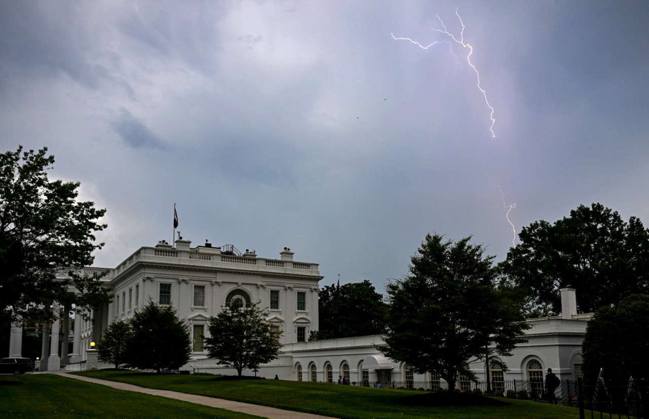 Raios cruzam o céu acima da Casa Branca em Washington, DC, em 8 de julho de 2025