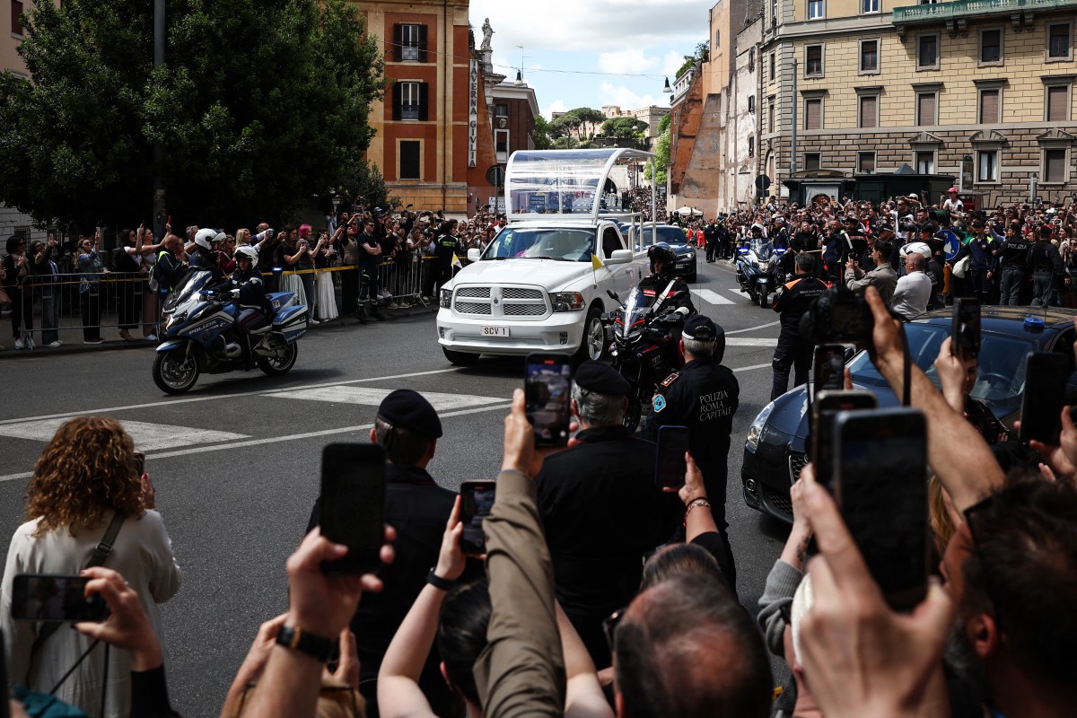 Cortejo fúnebre do Papa Francisco entre a Basílica de São Pedro, no Vaticano, e a Basílica de Santa Maria Maggione, em Roma