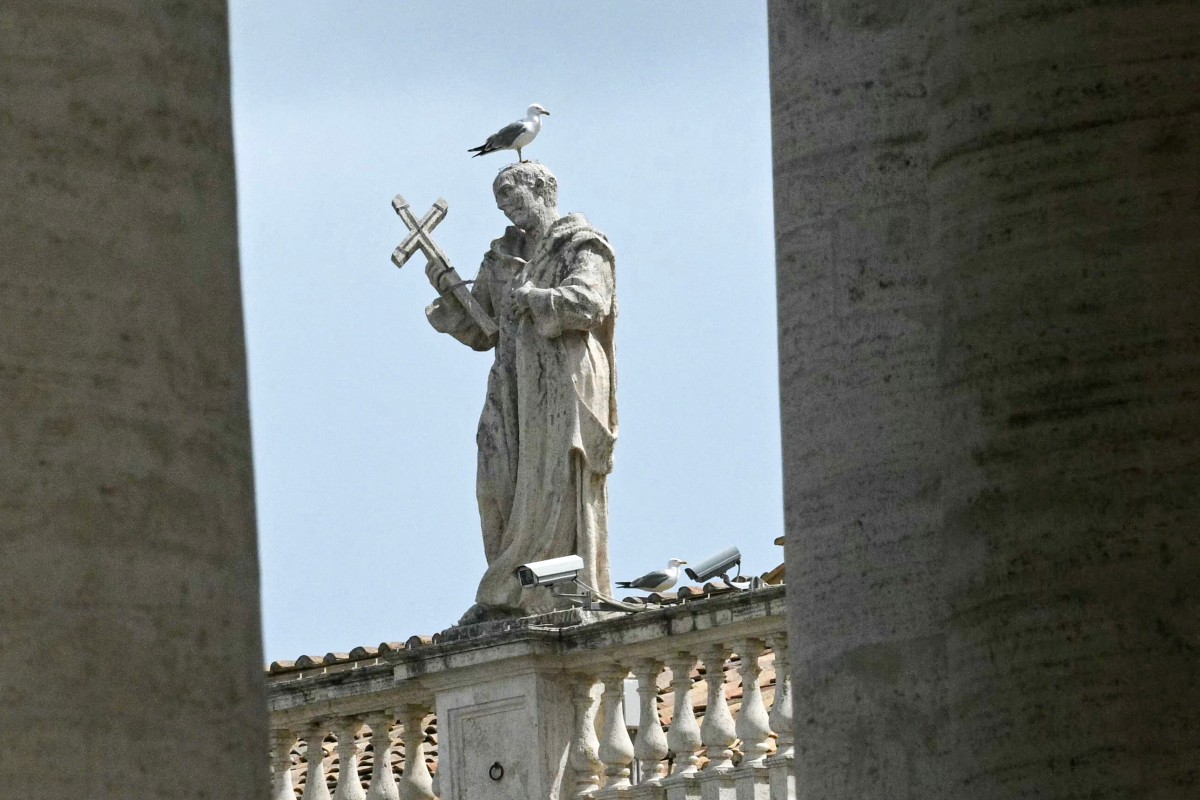 Gaivota pousa sobre estátua no complexo do Vaticano