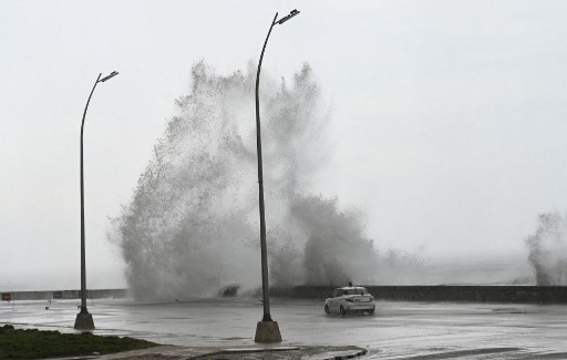 As ondas batem no calçadão Malecón, em Havana, devido à passagem do furacão Milton em 9 de outubro de 2024