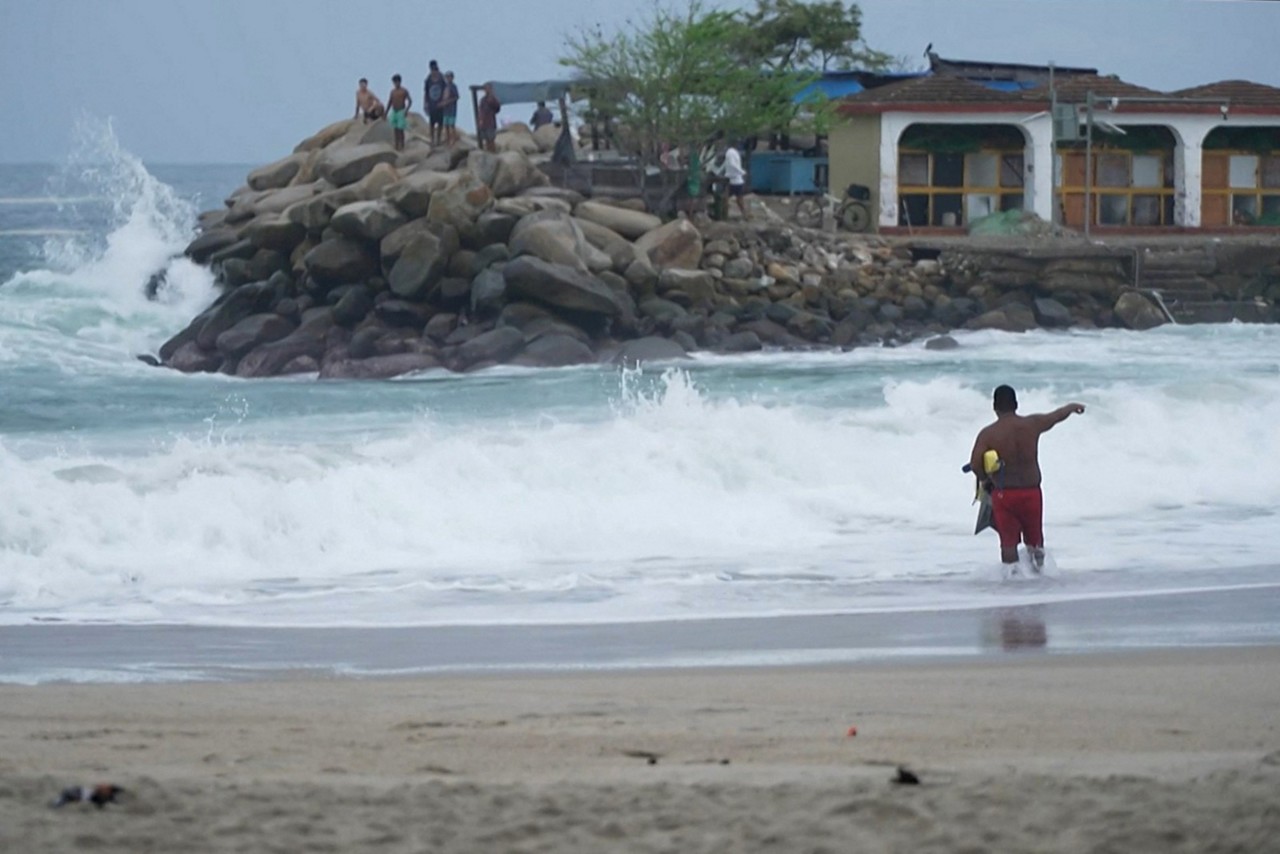 Praia da popular cidade turística de Puerto Escondido enquanto o furacão Erick se aproxima da costa do Pacífico do México 