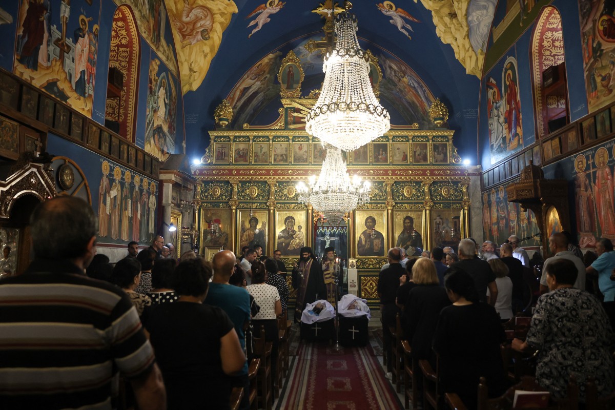 Corpos de atingidos em bombardeio são velados em igreja de Gaza