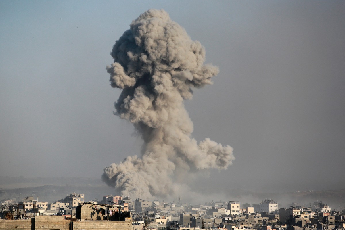 Fumaça sobe após um ataque israelense em Jabalia, no norte da Faixa de Gaza, em 28 de junho de 2025, em meio ao conflito em curso entre Israel e o grupo militante palestino Hamas