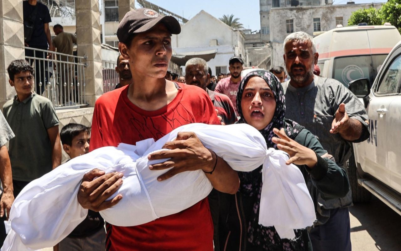 Família carrega criança morta em ataque em Gaza