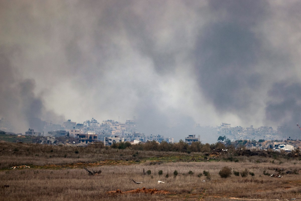 Fotografia tirada de uma posição no sul de Israel, na fronteira com a Faixa de Gaza, mostra fumaça subindo sobre edifícios destruídos no norte de Gaza
