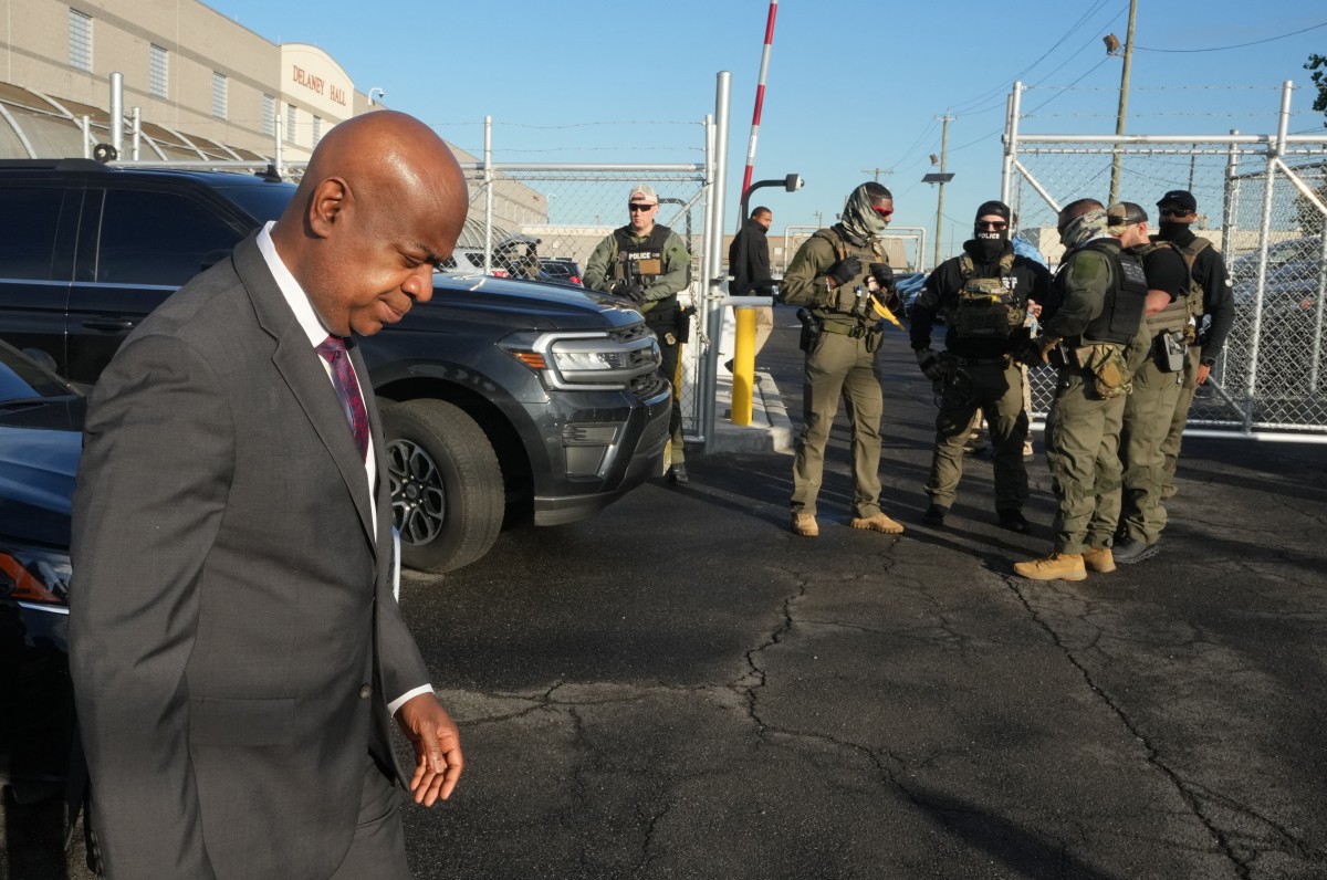 O prefeito Ras Baraka, de Newark, passa por agentes do Serviço de Imigração e Alfândega (ICE) no local que será transformado em centro de detenção de imigrantes