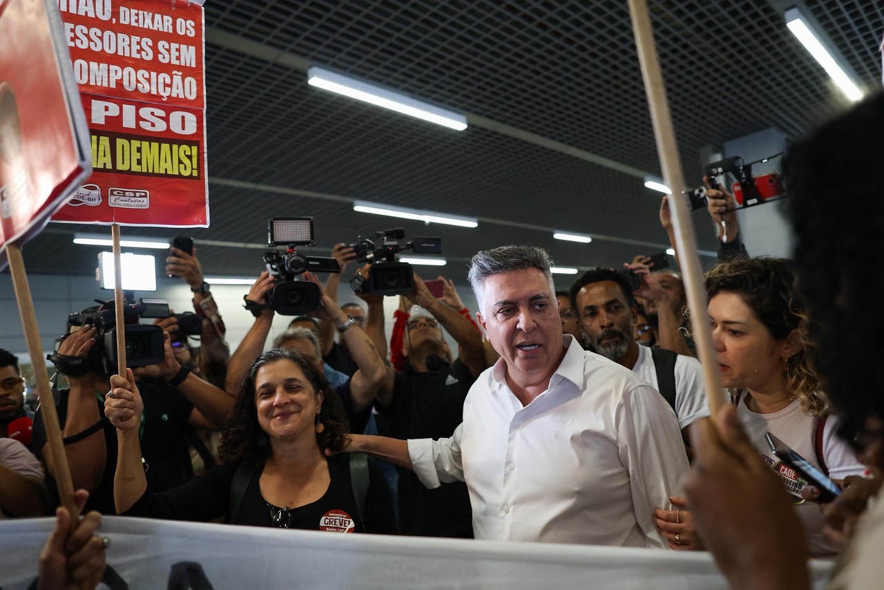 Álvaro Damião cumprimentou manifestantes no Aeroporto Internacional de Belo Horizonte, em Confins