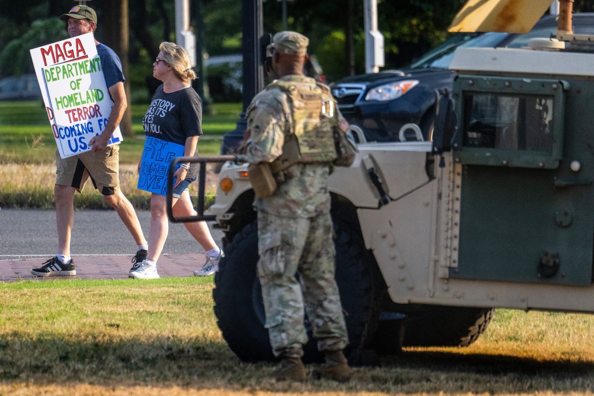 Soldado da Guarda Nacional patrulha a Union Station, em Washington DC, após mobilização de tropas federais pelo presidente Trump