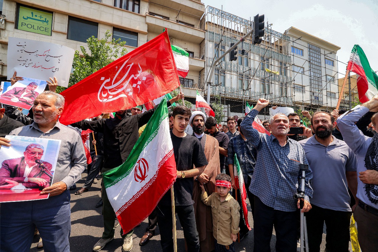 Iranianos protestam contra a onda de ataques israelenses no centro de Teerã