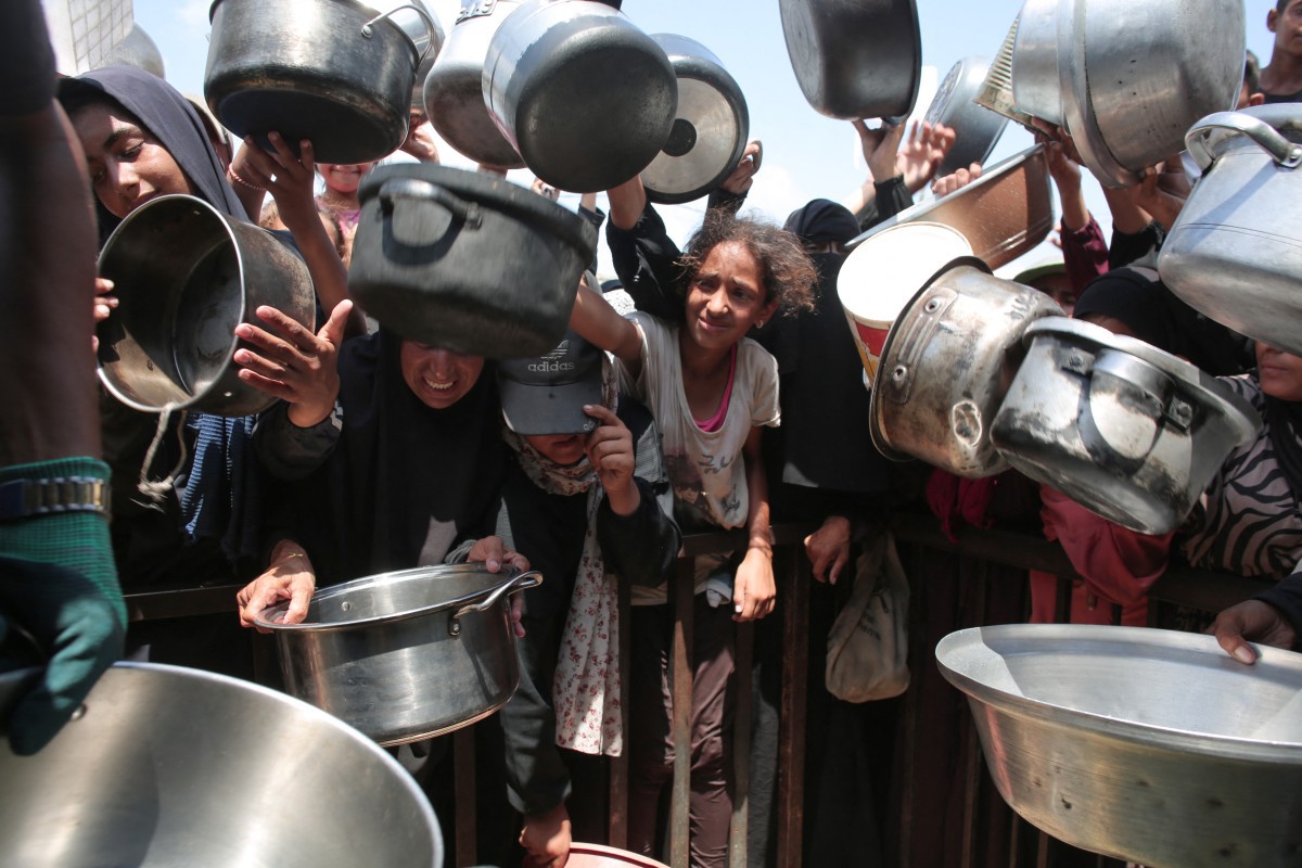 Mulheres e crianças lutam por comida em Gaza