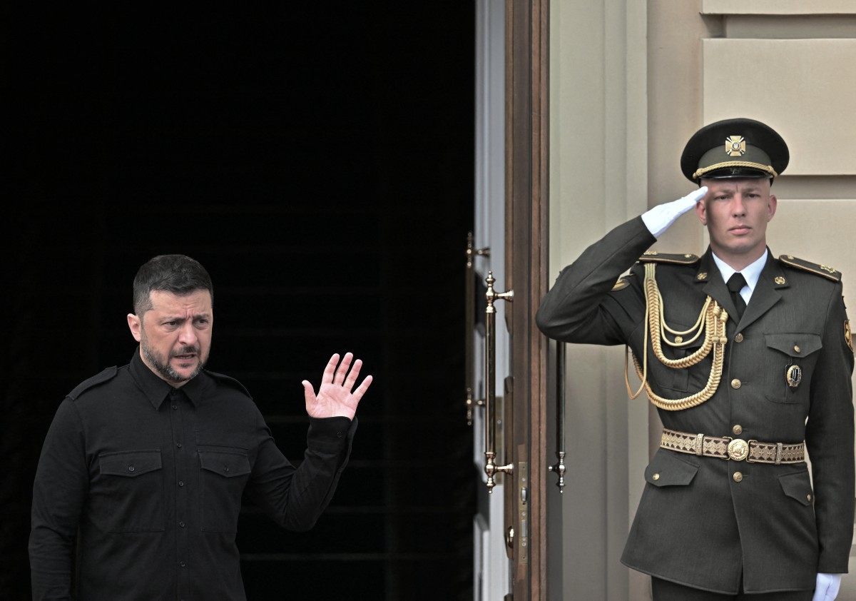 O presidente ucraniano, Volodymyr Zelensky, aguarda o primeiro-ministro canadense no Palácio Mariyinsky