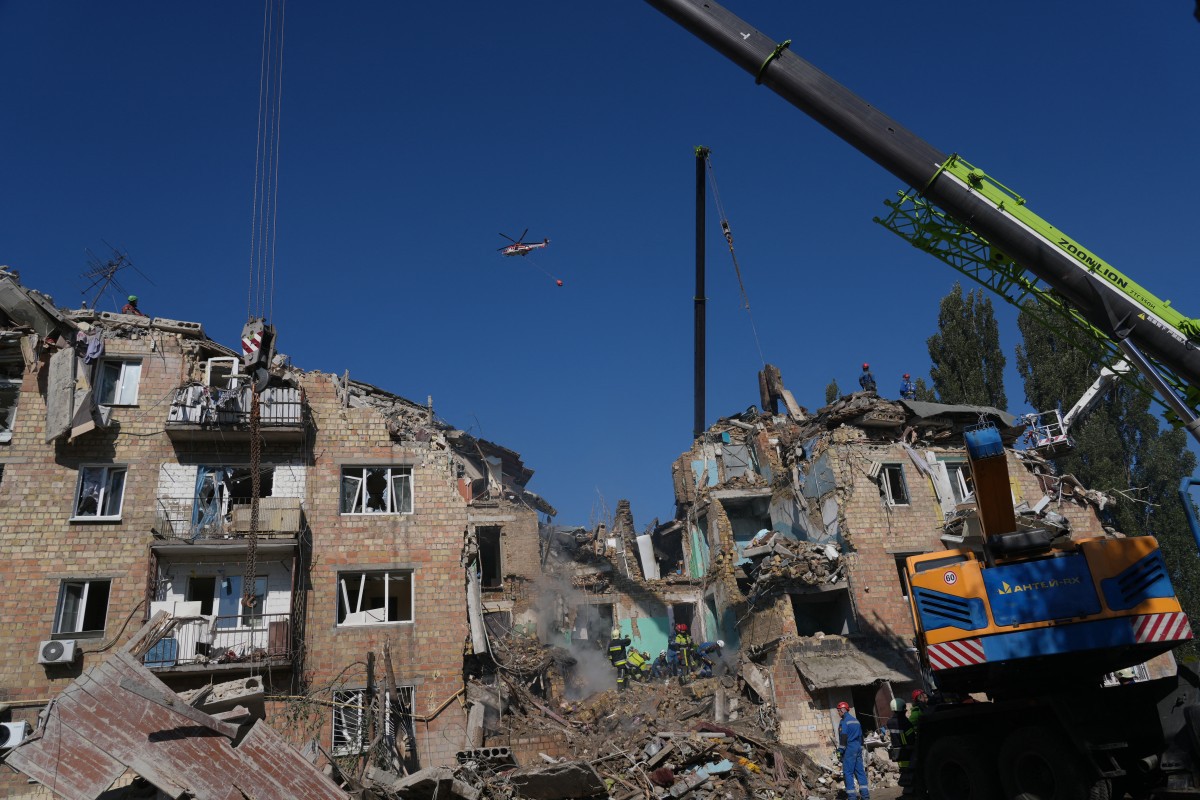 Prédio de Kiev destruído por bombardeio realizado nesta quinta-feira 
