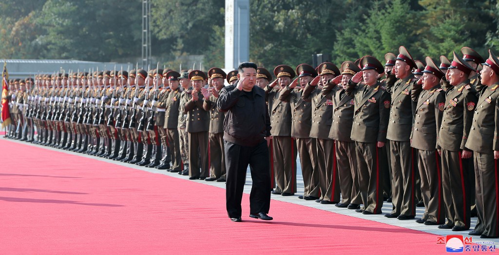 Kim Jong Un, líder norte-coreano, acena para integrantes do exército