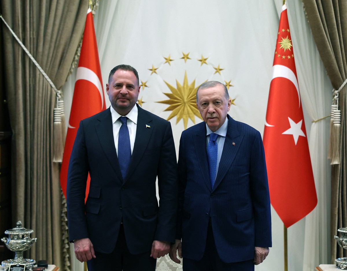 O presidente da Turquia, Recep Tayyip Erdogan (à direita), posa com o chefe do Gabinete da Presidência da Ucrânia, Andriy Yermak (à esquerda)
