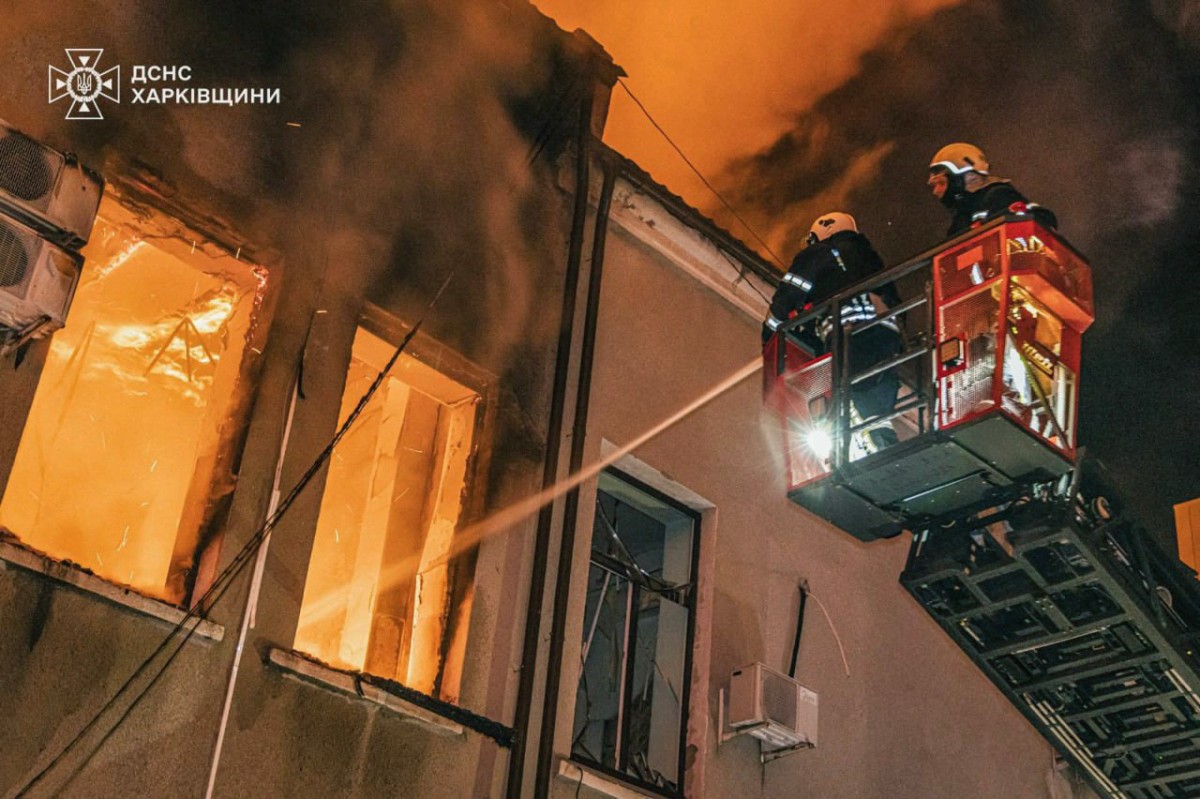 Bombeiros apagam um incêndio após um ataque russo na região de Vinnytsya, em meio à invasão russa na Ucrânia
