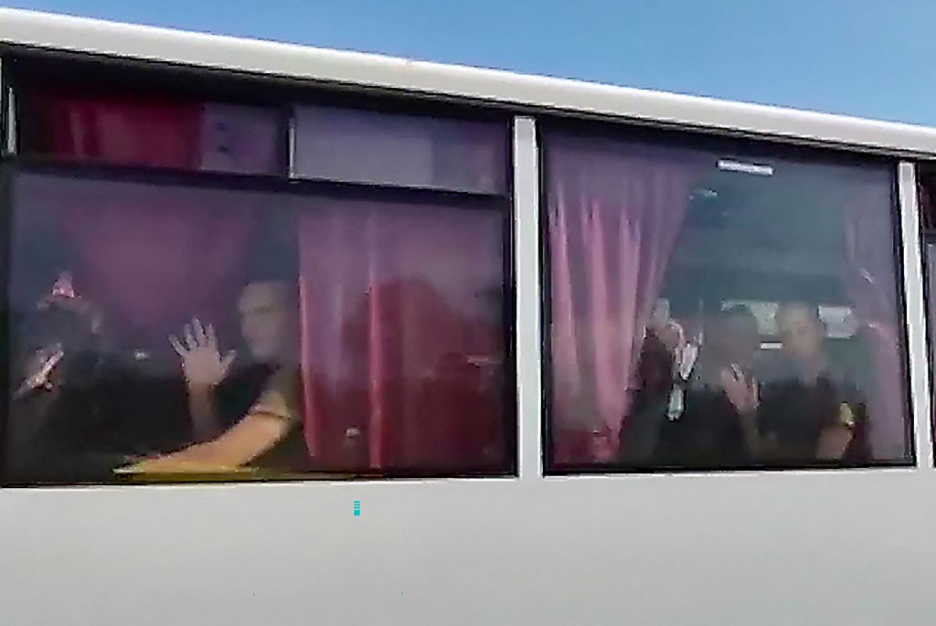 Frame de vídeo divulgado pela Rússia com imagens de soldados libertados