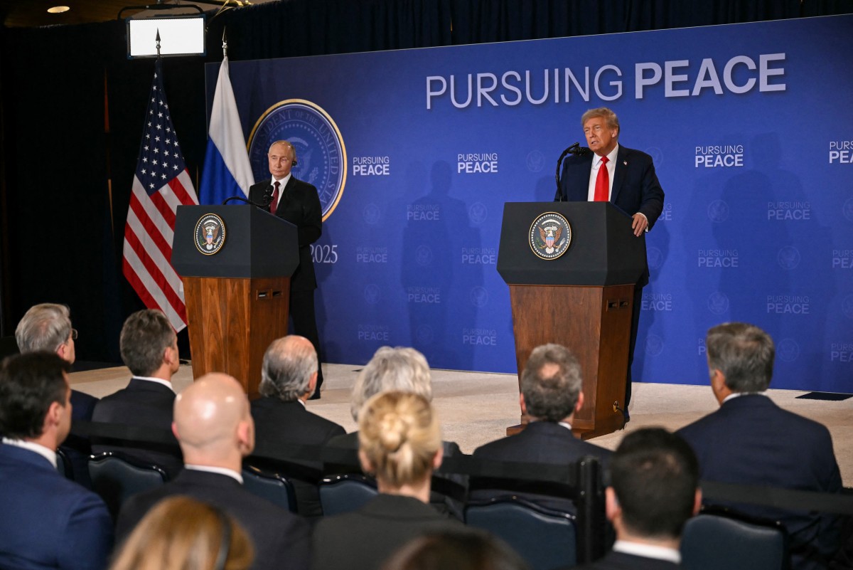Trump e Putin durante entrevista coletiva após participarem de uma cúpula EUA-Rússia sobre a Ucrânia 
