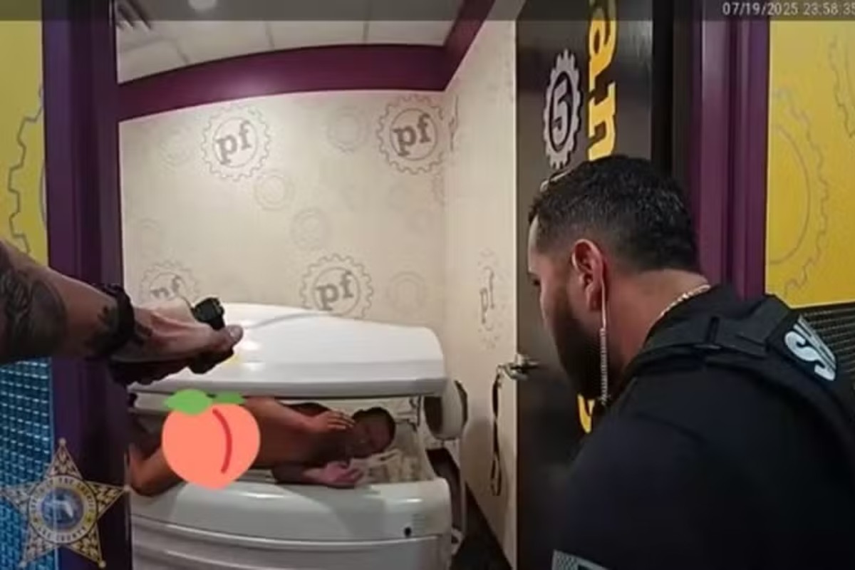 Henry Antunez Avarado foi encontrado escondido dentro de uma câmara de bronzeamento artificial, ainda sem roupas