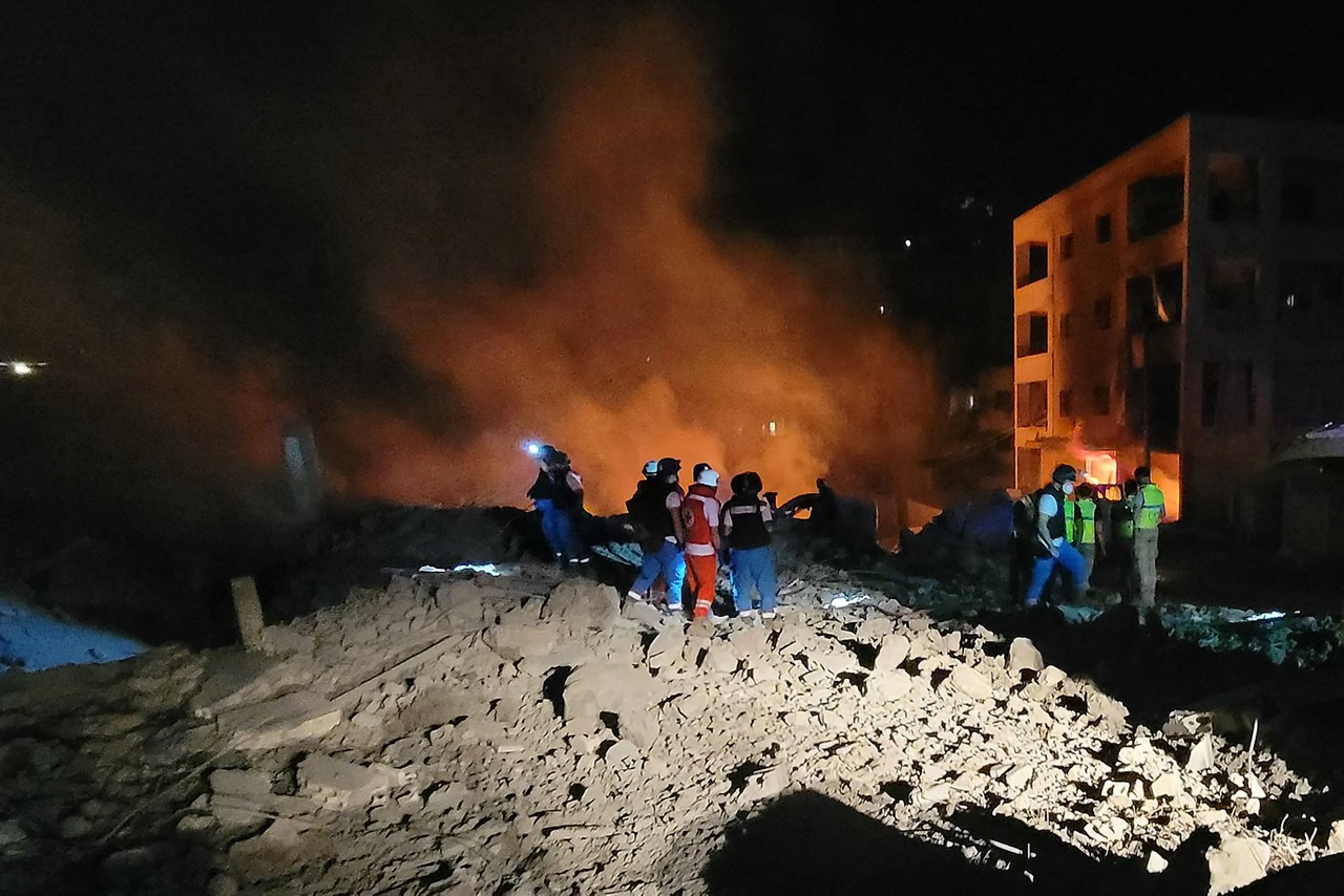 Equipes de resgate e socorristas trabalham no local de um ataque aéreo israelense que teve como alvo a vila de Toul, no sul do Líbano, em meio à guerra em curso entre Israel e o Hezbollah