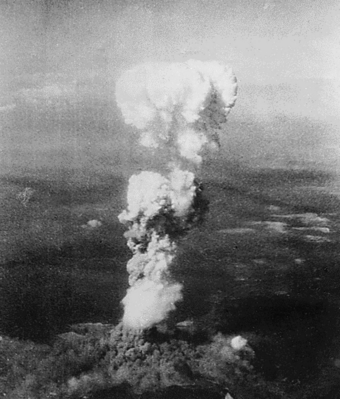 Bomba nuclear dos EUA foi lançada sobre população civil de Hiroshima em 6 de agosto de 1945; pelo menos 140 mil pessoas morreram 