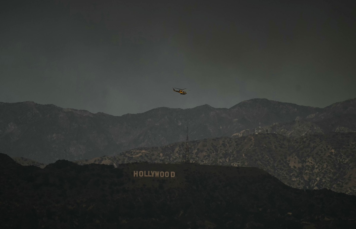 Chamas se aproximam das colinas de Hollywood