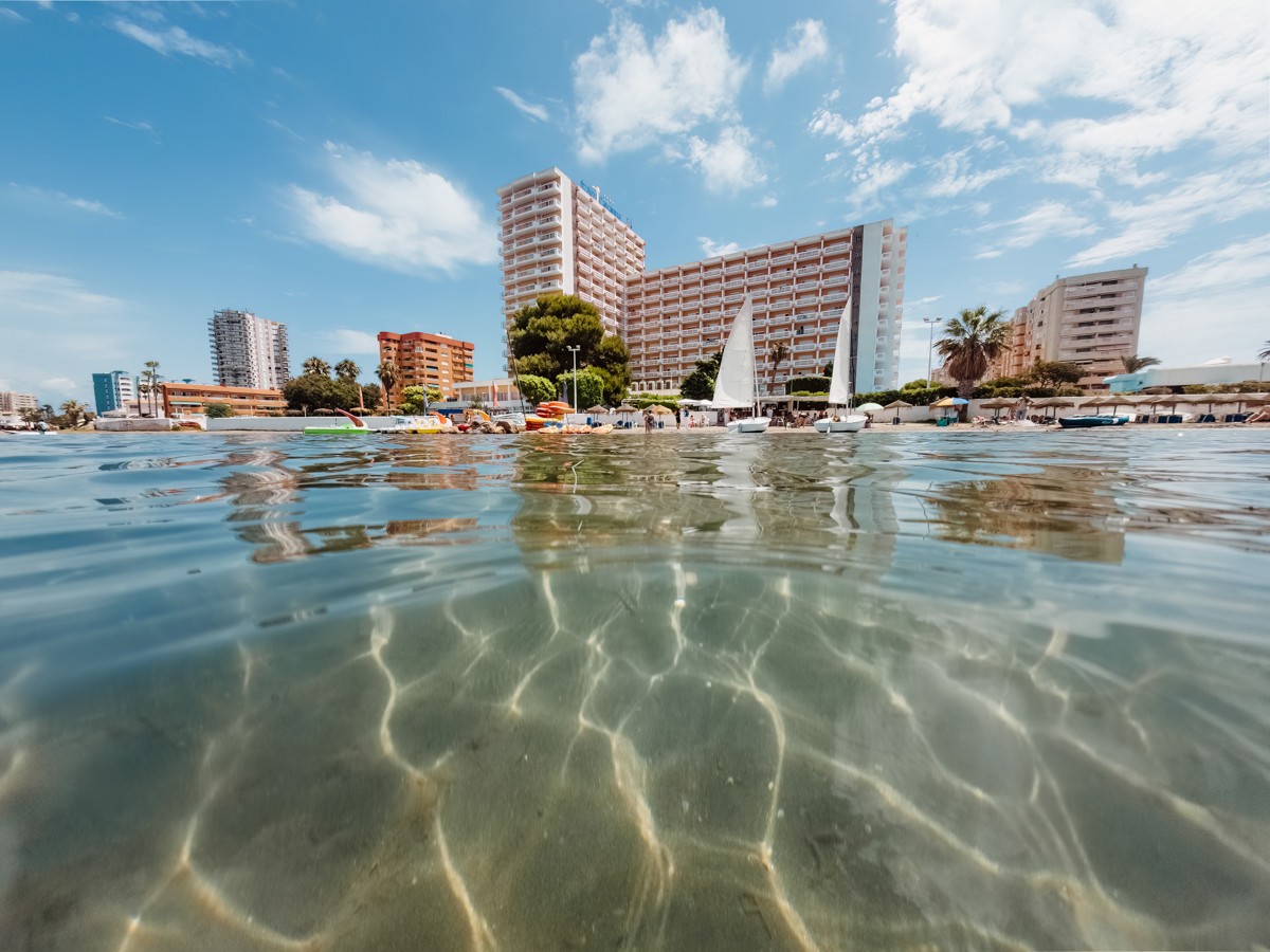 As suspeitas iniciais recaem sobre pratos à base de peixe e uma massa recheada com espinafre servidos no buffet do hotel
