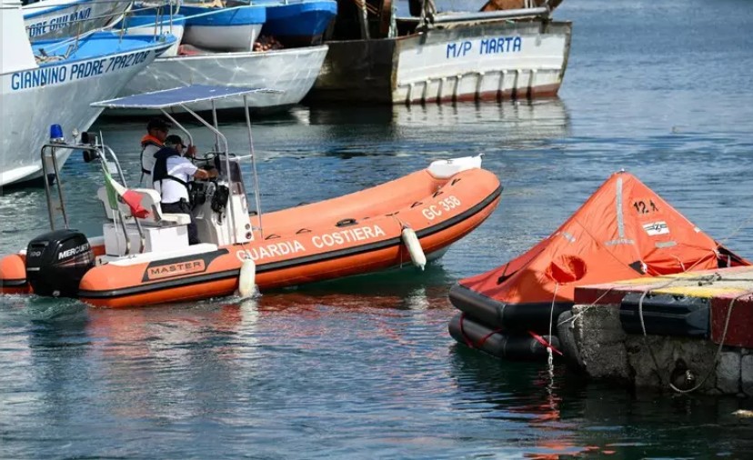 Busca por desaparecidos em naufrágio de veleiro na Itália 