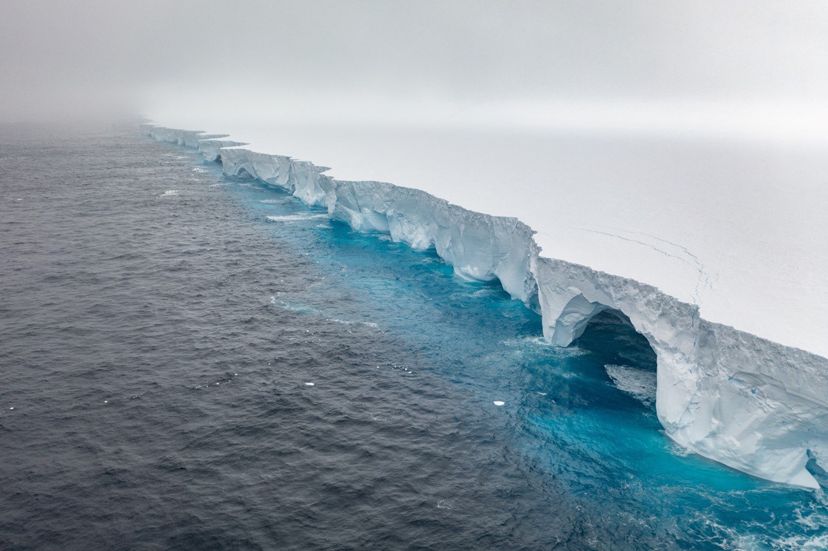 A23a é o maior iceberg do mundo. (Crédito: IAN STRACHAN/EYOS Expeditions/AFP)