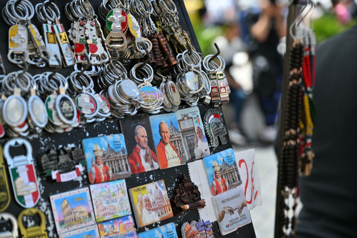 Lojinha próxima à praça São Pedro, no Vaticano, vende lembrancinhas dos papas Francisco e João Paulo II