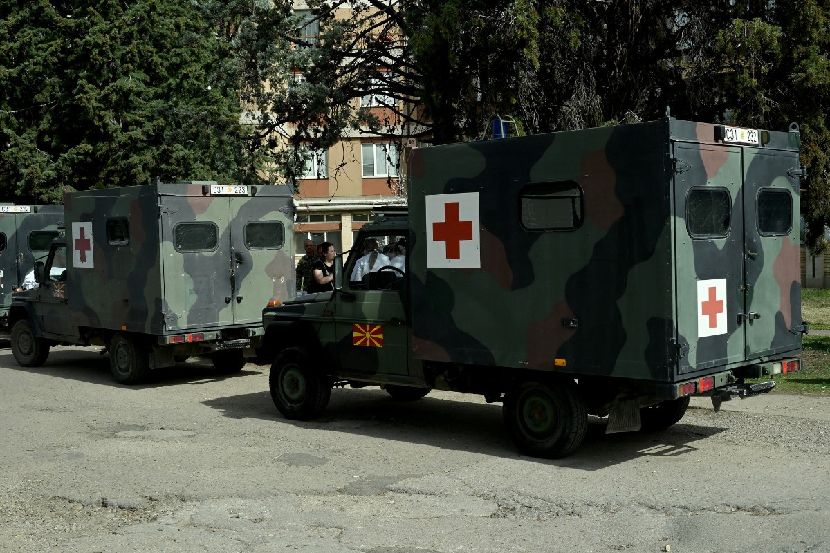 Unidades médicas do exército macedônio chegam para reforçar a equipe de um hospital local em Kocani, uma cidade a cerca de 100 quilômetros a leste da capital Skopje, em 16 de março de 2025, após um incêndio em uma boate