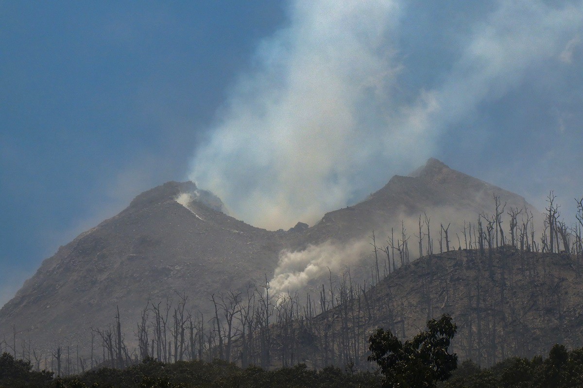 Monte Lewotobi Laki-laki, no leste da Indonésia, entrou em erupção 