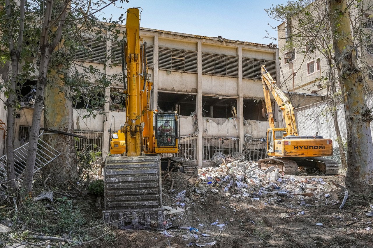 Escavadeiras são usadas para remover os escombros do complexo prisional de Evin, em Teerã, atingido dias atrás por um ataque israelense