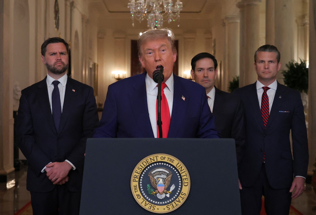 WASHINGTON, DC - JUNE 21: U.S. President Donald Trump delivers an address to the nation accompanied by U.S. Vice President JD Vance, U.S. Secretary of State Marco Rubio and U.S. Defense Secretary Pete Hegseth from the White House on June 21, 2025 in Washington, D.C. President Trump addressed the three Iranian nuclear facilities that were struck by the U.S. military early Sunday.   Carlos Barria - Pool/Getty Images/AFP (Photo by POOL / GETTY IMAGES NORTH AMERICA / Getty Images via AFP)