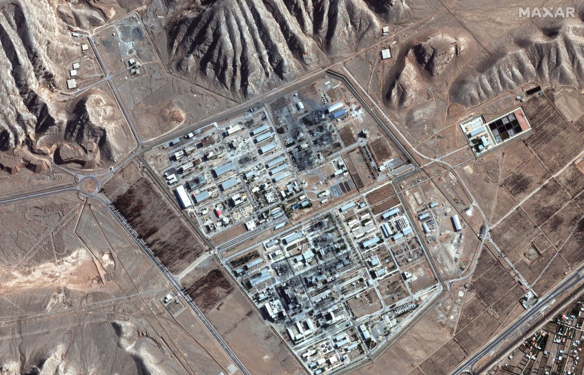 Visão geral da instalação de enriquecimento nuclear de Isfahan e dos túneis próximos, no centro do Irã