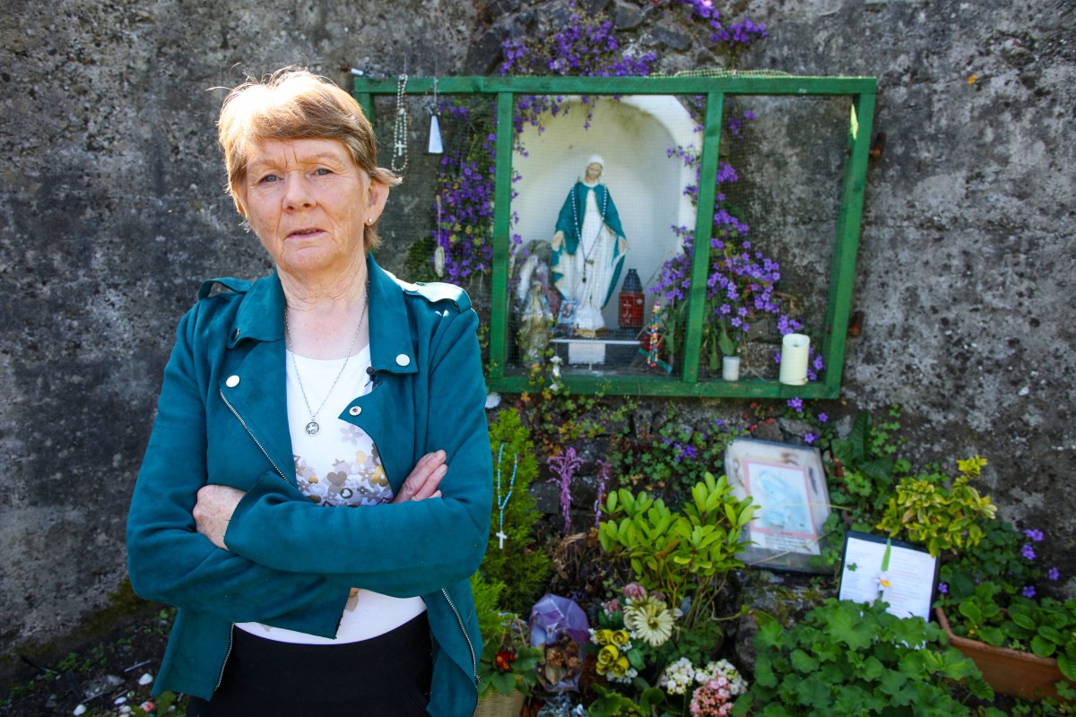 A historiadora Catherine Corless posa no local do antigo Lar para Mães e Bebês de Santa Maria, em Tuam, na Irlanda